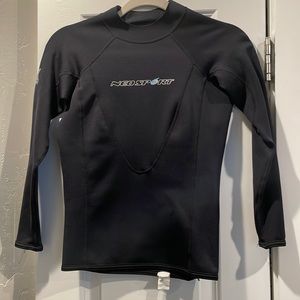 Neosport Xspan size 8 long sleeve wetsuit top
